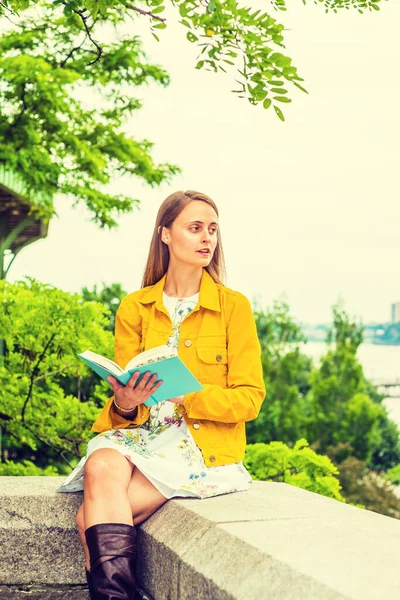 New York 'ta okuyan Amerikalı bir üniversite öğrencisi. Çiçek desenli iç çamaşırı giyen güzel bir kız, sarı kadife ceket, elinde yeşil kitap, kampüsteki ağaçların yanında oturuyor, okuyor, düşünüyor.