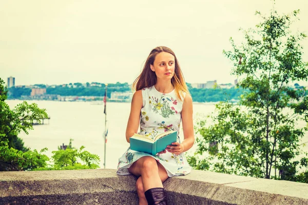 Studentka Amerykańskiego College Podróżująca Nowym Jorku Ładna Dziewczyna Kwiatowej Sukience — Zdjęcie stockowe
