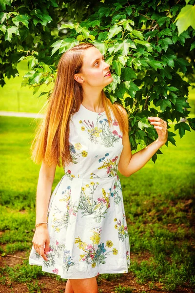 Dziewczyna Love Green Ubrany Wzory Kwiatów Bez Rękawów Biała Sukienka — Zdjęcie stockowe