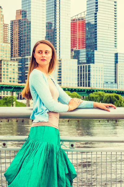 Ładna Amerykanka Relaksująca Się Nowym Jorku Jasnoniebieskim Swetrze Zielona Spódnica — Zdjęcie stockowe