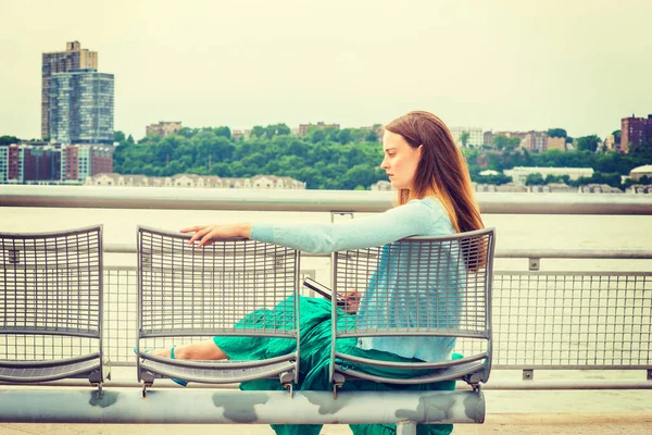 Amerikansk Kvinna Kopplar Utanför New York Bär Ljusblå Tröja Grön — Stockfoto