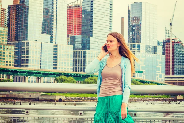 Samotna Dziewczyna Czeka Twój Telefon Jasnoniebieskim Swetrze Zielona Spódnica Amerykanka — Zdjęcie stockowe