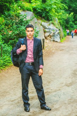 Başarı Yolu. Siyah takım elbiseli, kırmızı, beyaz desenli fanila, deri ayakkabılı, omuz çantası taşıyan, kampüste kendinden emin bir şekilde bekleyen genç ve seksi bir üniversite öğrencisi..