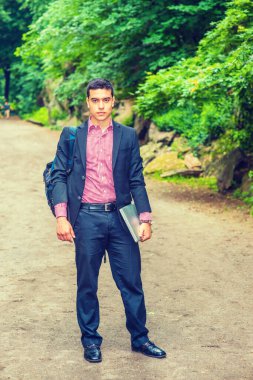 Okula geri dön. Siyah takım elbiseli, kırmızı, beyaz desenli fanila, deri ayakkabılı, omuz çantası taşıyan, dizüstü bilgisayarlı, kampüste bekleyen seksi bir üniversite öğrencisi.