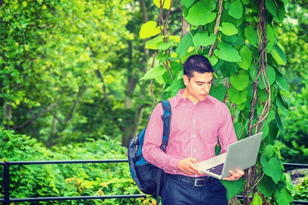 在大自然中工作提着手提包 拿着手提电脑 一个站在森林里的大学生 背景上的毛毛雨 自然环境中的技术概念 — 图库照片