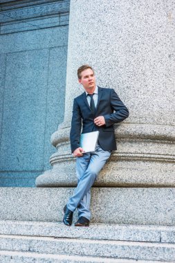 Dışarıyı düşünüyorum. Siyah ceket, kravat, gri pantolon, deri ayakkabı, dizüstü bilgisayar, bacak bacak üstüne atma, ofis dışında ayakta duran bir iş adamı, iş sırasında mola verme.