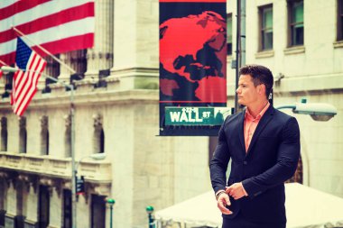 Kendine güvenen, başarılı, New York 'lu Amerikalı iş adamı, siyah takım elbiseli, genç, güçlü, seksi bir profesyonel, Wall Street' te duruyor, elleri kelepçeli, çalışmaya hazırlanıyor..