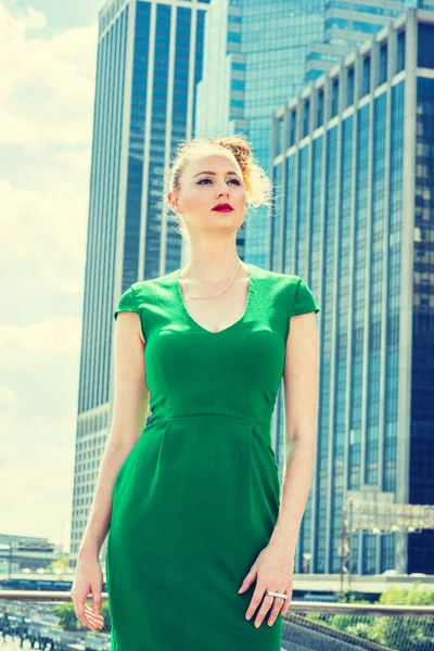 ニューヨークで働くアメリカ人実業家 緑のドレスを着て 若いセクシーな女性は ビジネス街の前に太陽の下で 自信を持って楽しみに立っている フィルター効果 — ストック写真