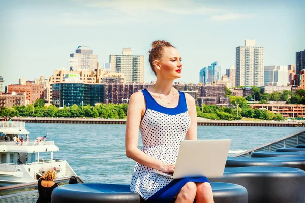 Amerykańska Bizneswoman Podróżująca Pracująca Nowym Jorku Niebieskiej Białej Sukience Polkadot — Zdjęcie stockowe