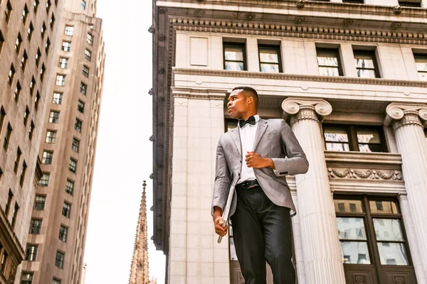 Hombre Negocios Afroamericano Que Trabaja Nueva York Vistiendo Chaqueta Gris —  Fotos de Stock