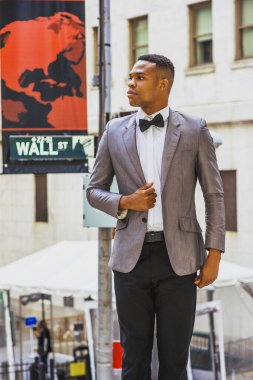 New York 'ta çalışan Afrikalı Amerikalı iş adamı. Gri ceketli, papyonlu, siyah pantolonlu, Wall Street 'te ofis dışında genç siyahi bir üniversite öğrencisi, kendinden emin, başarılı..