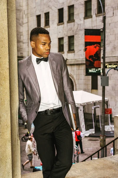 Афроамериканский Бизнесмен Работающий Нью Йорке Одетый Серый Пиджак Галстук Бабочку — стоковое фото