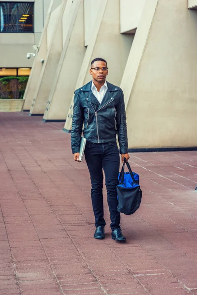 Человек Городской Повседневной Моды Черной Кожаной Куртке Джинсах Кожаных Туфлях — стоковое фото