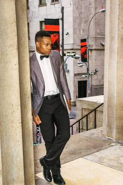 Афроамериканский Бизнесмен Работающий Нью Йорке Одетый Серый Пиджак Галстук Бабочку — стоковое фото