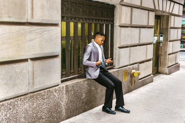 Afroameričan Čte Zprávu Mobilu Ulici Cestuje Pracuje New Yorku Sobě — Stock fotografie