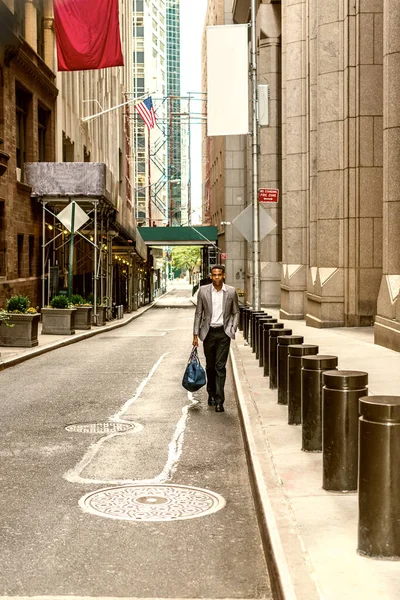 Afroameričtí Podnikatelé Cestují Pracují New Yorku Mladý Černoch Kráčel Úzkou — Stock fotografie