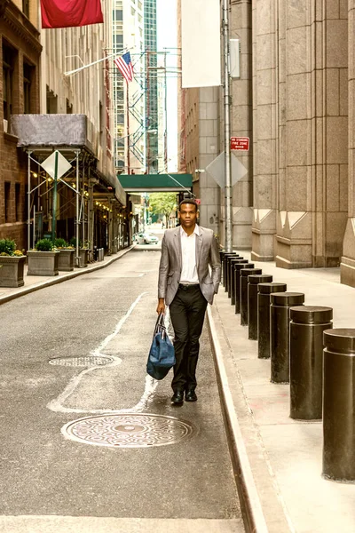 Afroameričtí Podnikatelé Cestují Pracují New Yorku Mladý Černoch Kráčí Úzkou — Stock fotografie