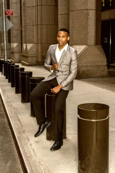 Афроамериканский Бизнесмен Работающий Нью Йорке Сером Пиджаке Черных Брюках Кожаных — стоковое фото