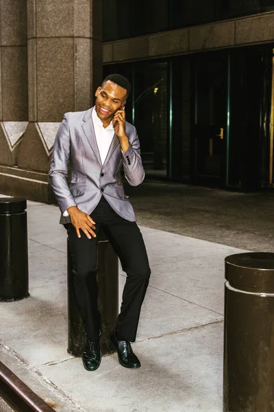 Empresario Afroamericano Trabajando Nueva York Usando Chaqueta Gris Pantalones Negros — Foto de Stock