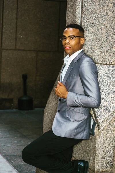 Афроамериканский Бизнесмен Работающий Нью Йорке Сером Пиджаке Очках Черном Студенте — стоковое фото