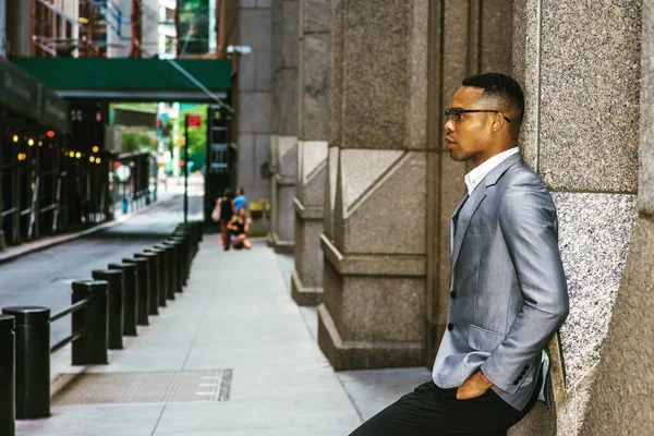 Africký Americký Podnikatel Pracující New Yorku Šedém Saku Brýlích Černém — Stock fotografie