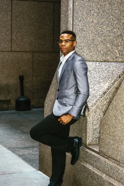 Афроамериканский Бизнесмен Работающий Нью Йорке Сером Пиджаке Очках Черном Студенте — стоковое фото