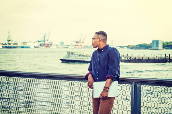 Afroameričtí Obchodníci Cestují East River New Yorku Nošení Modré Košile — Stock fotografie