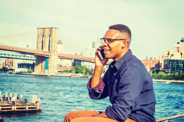 Hombre Afroamericano Viajando Trabajando Nueva York Usando Camisa Azul Pantalones —  Fotos de Stock