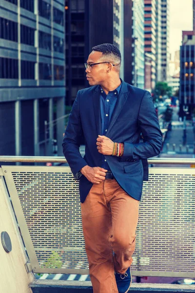 Afroameričtí Vysokoškoláci Studující New Yorku Modré Bundě Hnědých Kalhotách Brýlích — Stock fotografie