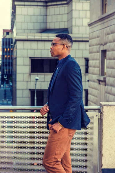 Africký Podnikatel Pracující New Yorku Modré Bundě Hnědých Kalhotách Brýlích — Stock fotografie