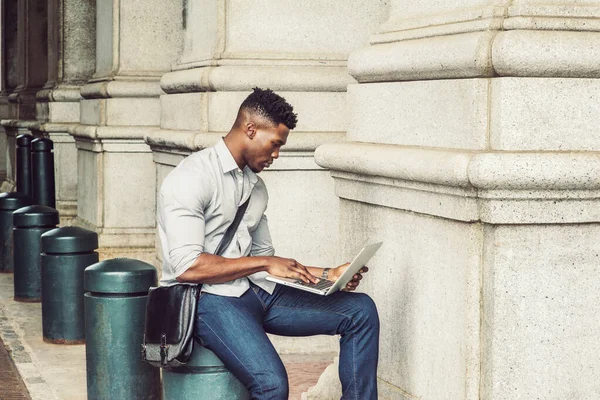 African American College Student Studying New York Wearing Gray Shirt — Foto de Stock
