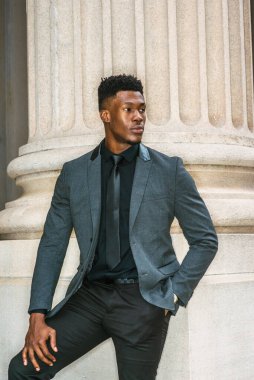 New York 'ta çalışan Afrikalı Amerikalı iş adamı. Modaya uygun bir ceket, siyah kravat, genç bir siyahi üniversite öğrencisi dışarıda seni selamlıyor. filtrelenmiş etki