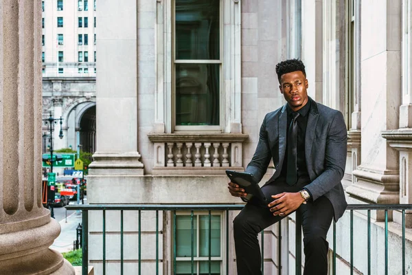 Modern Reading African American Businessman Working New York Wearing Fashionable — Stock Photo, Image