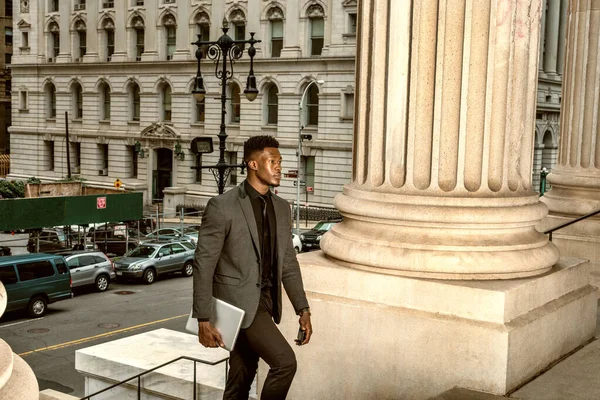 Afroameričtí Podnikatelé Cestují Pracují New Yorku Mají Sobě Módní Bundu — Stock fotografie