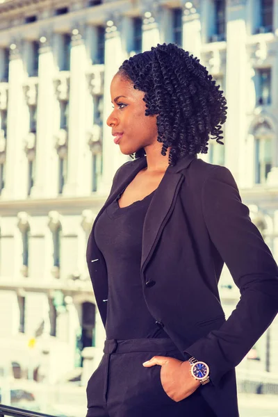New York Çalışan Afrikalı Amerikalı Kadını Örgülü Saç Stili Olan — Stok fotoğraf