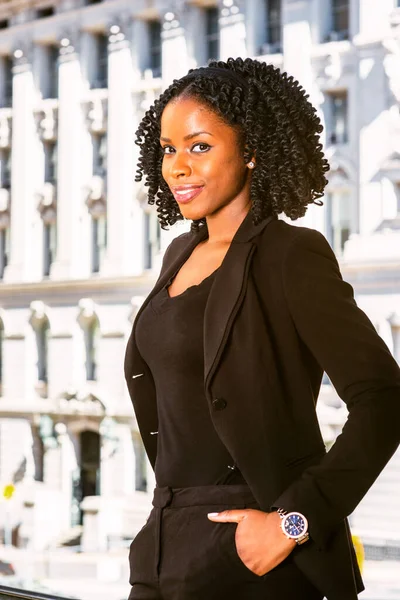 New York Çalışan Afrikalı Amerikalı Kadını Saç Stili Örgülü Genç — Stok fotoğraf