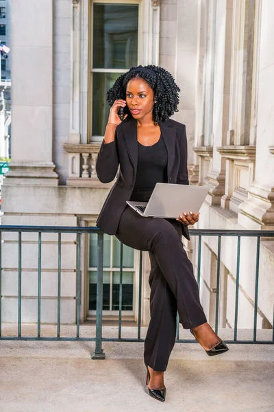 Afro Amerikaanse Zakenvrouw Werkt New York Jonge Zwarte Student Met — Stockfoto