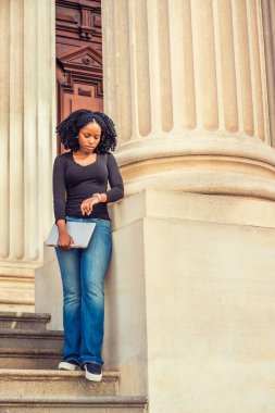 Afrikalı Amerikalı öğrenci New York 'ta okuyor. Dizüstü bilgisayarı tutmak, kol saatine bakmak, kampüste seni bekleyen bir kız. Vakit nakittir.