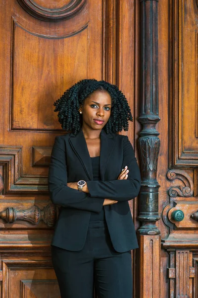 New York Çalışan Afrikalı Amerikalı Kadını Ceket Giyiyor Kol Saati — Stok fotoğraf
