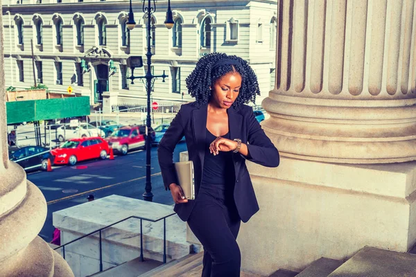 Afro Amerikaanse Zakenvrouw Reist Werkt New York Laptopcomputer Vasthouden Het — Stockfoto