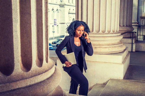 Afro Amerikaanse Zakenvrouw Reist Werkt New York Draagt Laptop Computer — Stockfoto