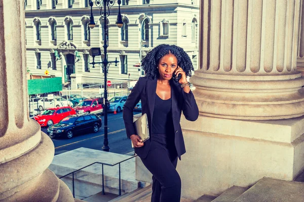 Afroamerykańska Bizneswoman Podróżująca Pracująca Nowym Jorku Noszenie Laptopa Czarna Dama — Zdjęcie stockowe