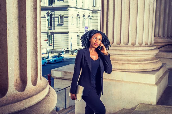 Afrika Kökenli Amerikalı Kadını Seyahat Ediyor New York Çalışıyor Elinde — Stok fotoğraf
