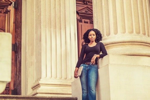 Afrikalı Amerikalı Öğrenci New York Okuyor Uzun Kollu Yakalı Kot — Stok fotoğraf