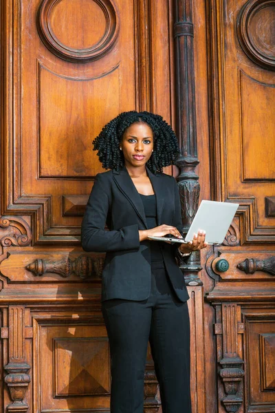 Afro Amerikaanse Zakenvrouw Werkt New York Kleed Het Zwart Een — Stockfoto