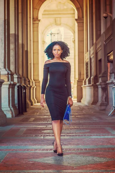 New York Afro Amerikan Kadın Moda Uzun Kollu Ince Omuzlu — Stok fotoğraf