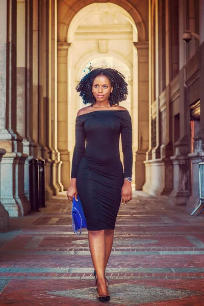 New York Afro Amerikan Kadın Moda Uzun Kollu Ince Omuzlu — Stok fotoğraf