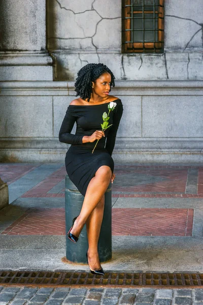 New York Aşk Arayan Afrikalı Amerikalı Kadın Uzun Kollu Ince — Stok fotoğraf