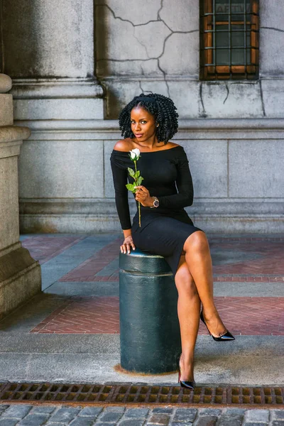New York Aşk Arayan Afrikalı Amerikalı Kadın Uzun Kollu Ince — Stok fotoğraf