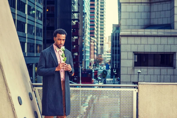 Афроамериканець Шукає Любові Нью Йорку Одягнений Шерстяне Пальто Рожеву Сорочку — стокове фото